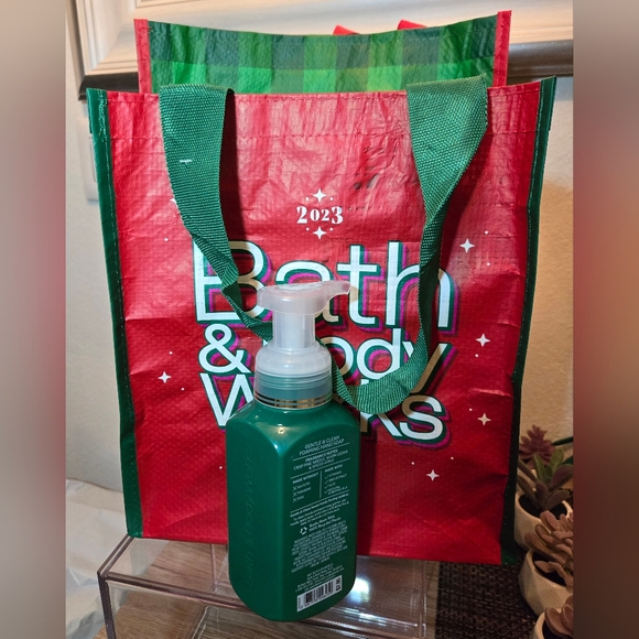 Christmas 🎄 Bath & Body Tote Bags + Tree Farm Handsoap  (New) - Picture 2 of 12